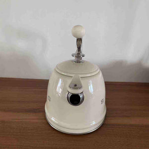 SMEG غلاية SMEG الكلاسيكية  تصميم تقليدي فاخر بلون عاجي.