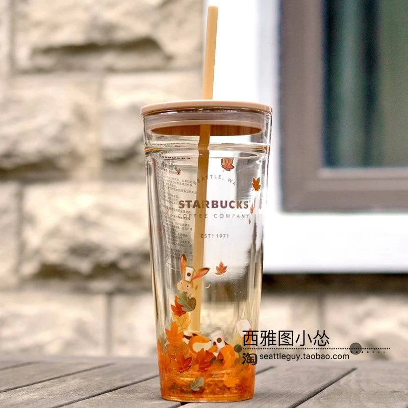 مج Starbucks بتصاميم كرتونية لطيفة وغطاء مميز.