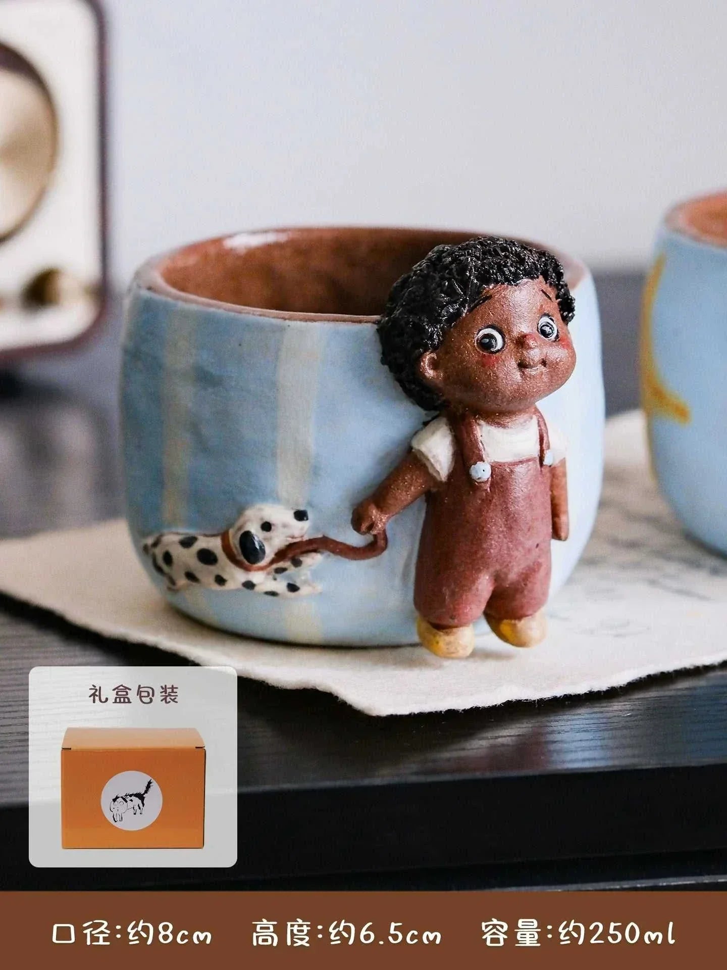 كوب سيراميك يدوي بتصميم شخصيات 3D بارزة لطيفة.