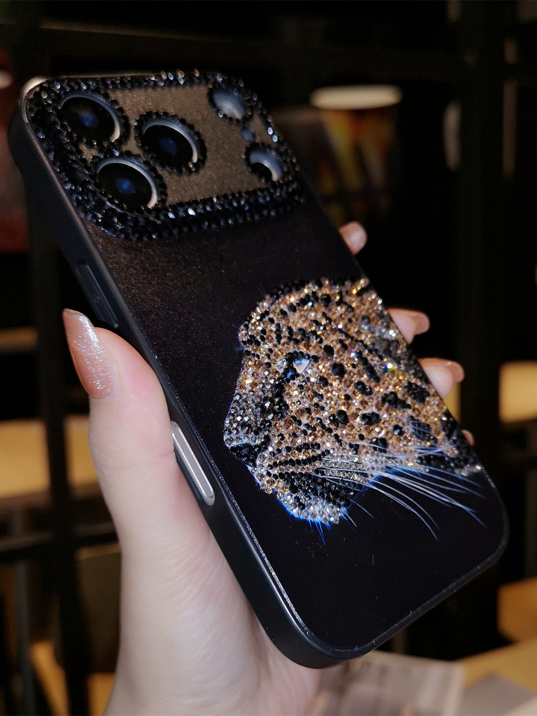 كفر iPhone أسود مرصع بالكريستال بتصميم الفهد