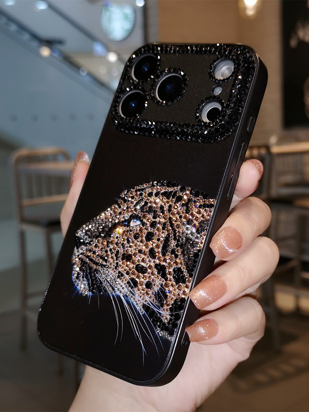 كفر iPhone أسود مرصع بالكريستال بتصميم الفهد