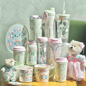 Tumbler Starbucks بنقشة زهور الربيع ولون أخضر نعناعي.