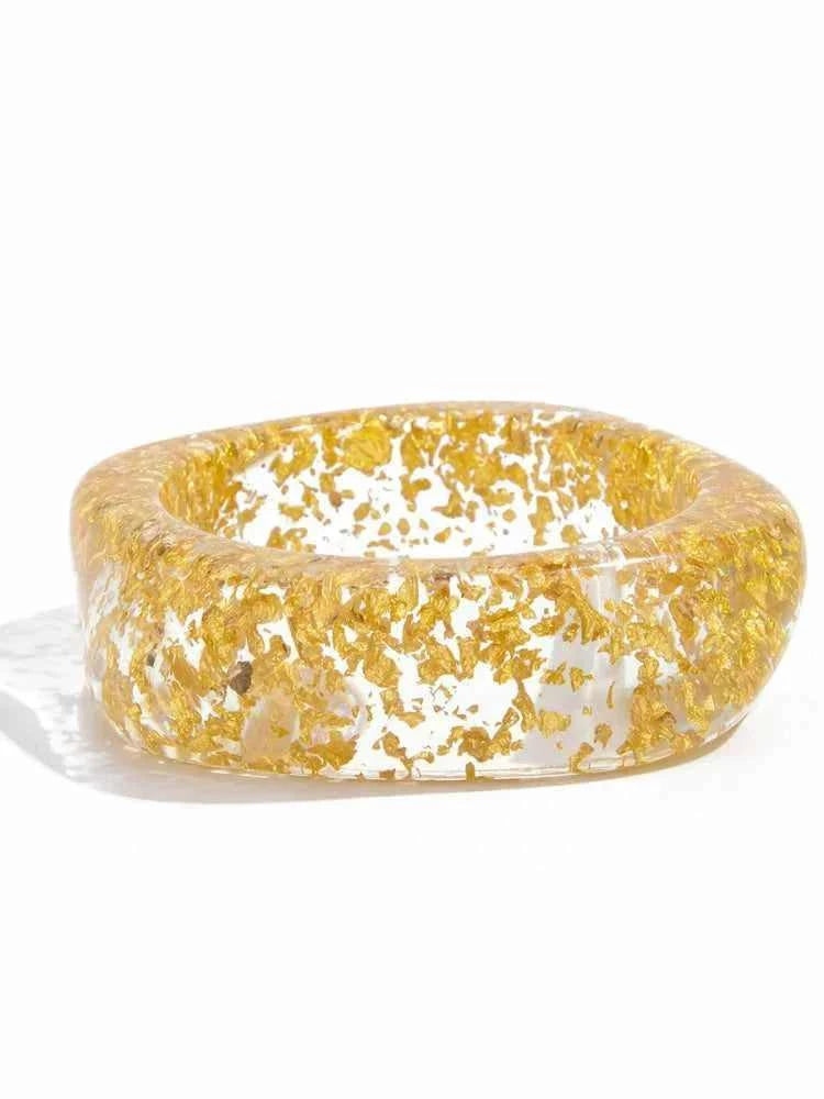 أساور عريضة Chunky بتصاميم Gold Flakes وألوان متنوعة.
