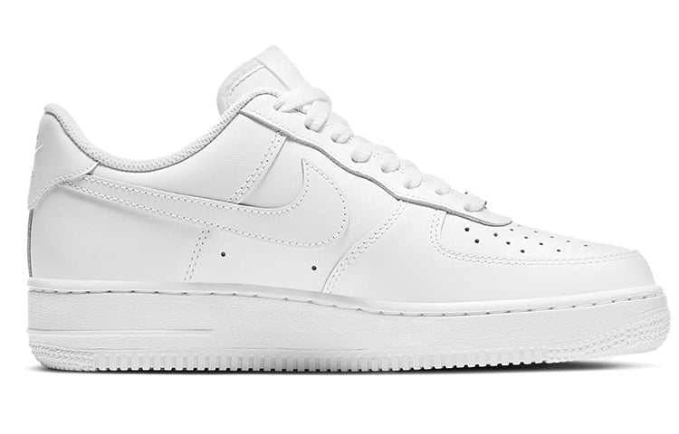 View the side profile of the حذاء نايك الأصلي featuring Nike Shoes design, representing the finest شوز نايك المميز مع حذاء Air Force 1 Low أبيض كلاسيكي وتصاميم nike schuhe.
