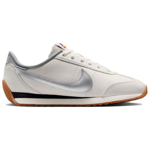 View the side profile of the حذاء نايك الأصلي featuring Nike Shoes design, representing the finest شوز نايك الكلاسيكي مع حذاء رياضي كلاسيكي بلون أبيض وتفاصيل فضي وتصميم nike schuhe.