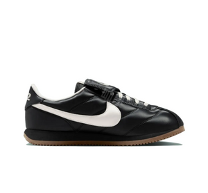 View the side profile of the حذاء نايك الأصلي featuring Nike Shoes design, representing the finest شوز نايك المميز مع حذاء كورتز مريح كاجوال للرجال والنساء باللون الأسود وتصاميم nike schuhe.