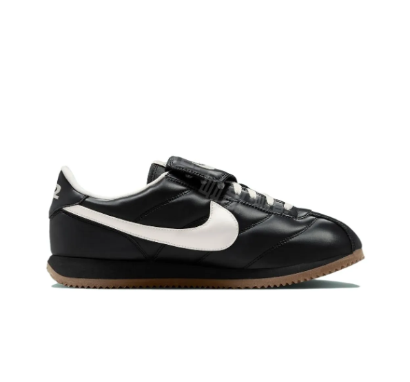 View the side profile of the حذاء نايك الأصلي featuring Nike Shoes design, representing the finest شوز نايك المميز مع حذاء كورتز مريح كاجوال للرجال والنساء باللون الأسود وتصاميم nike schuhe.