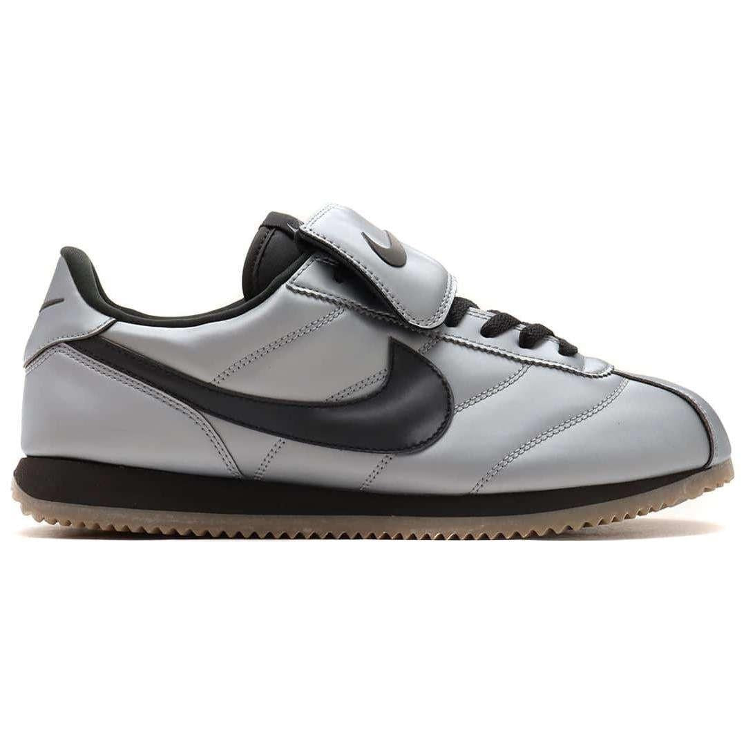 View the side profile of the حذاء نايك الأصلي featuring Nike Shoes design, representing the finest شوز نايك المميز مع حذاء Cortez LEATHER رمادي فضي أسود وتصاميم nike schuhe.