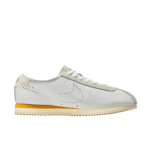 View the side profile of the حذاء نايك الأصلي featuring Nike Shoes design, representing the finest شوز نايك المميز مع حذاء Cortez كلاسيكي مريح باللون الأبيض والأصفر وتصاميم nike schuhe.