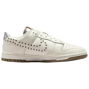 View the side profile of the حذاء نايك الأصلي featuring Nike Shoes design, representing the finest شوز نايك المميز مع سنيكرز Dunk Low بتصميم Grommets ولون Sail وتصاميم nike schuhe.