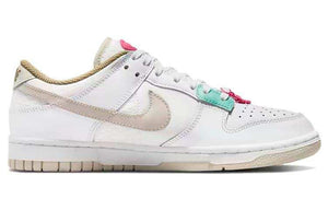 View the side profile of the حذاء نايك الأصلي featuring Nike Shoes design, representing the finest شوز نايك المميز مع حذاء Nike Dunk Low رياضي باللون الأبيض والوردي وتصاميم nike schuhe.