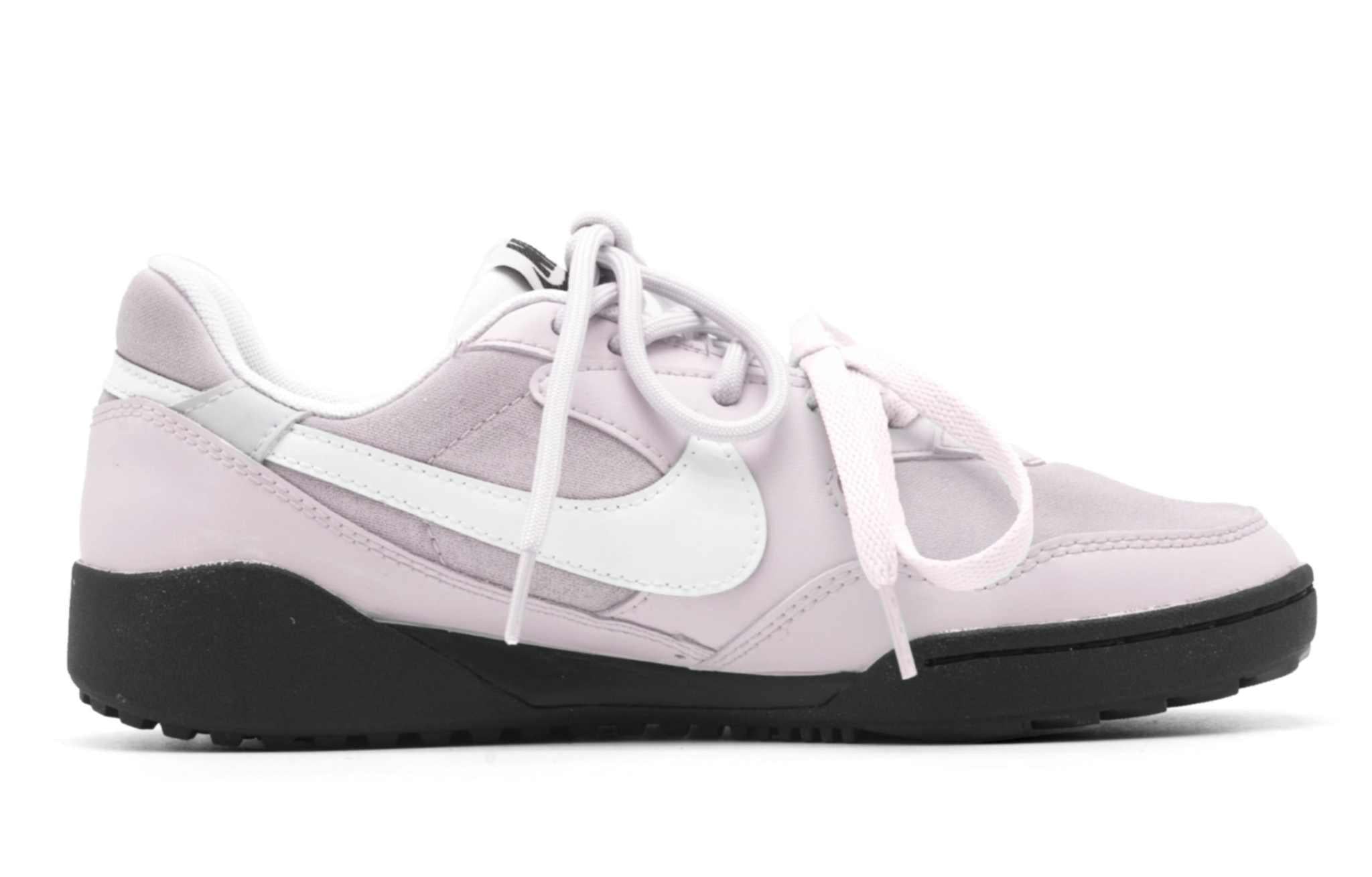 View the side profile of the حذاء نايك الأصلي featuring Nike Shoes design, representing the finest شوز نايك المميز مع حذاء نايكي وردي فاتح | Nike Light Pink وتصاميم nike schuhe.