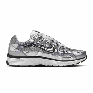 View the side profile of the حذاء نايك الأصلي featuring Nike Shoes design, representing the finest شوز نايك المميز مع حذاء P-6000 لون فضي ميتاليك بتصميم رياضي عصري وتصاميم nike schuhe.