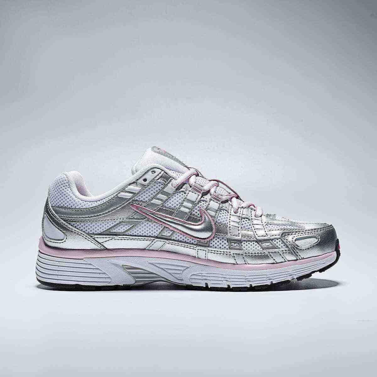 View the side profile of the حذاء نايك الأصلي featuring Nike Shoes design, representing the finest شوز نايك المميز مع حذاء Nike P-6000 للنساء لون أبيض وفضي ميتاليك ووردي وتصاميم nike schuhe.