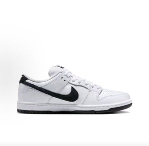 View the side profile of the حذاء نايك الأصلي featuring Nike Shoes design, representing the finest شوز نايك المميز مع حذاء نايكي SB دنك أبيض وأسود | Nike SB Dunk Low White Black وتصاميم nike schuhe.
