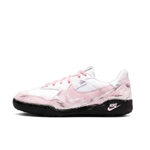 View the side profile of the حذاء نايك الأصلي featuring Nike Shoes design, representing the finest شوز نايك المميز مع حذاء نايكي رياضي وردي وأبيض | Nike Sneakers Pink White وتصاميم nike schuhe.
