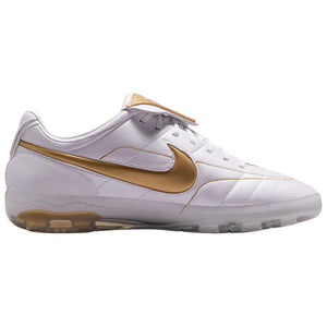 View the side profile of the حذاء نايك الأصلي featuring Nike Shoes design, representing the finest شوز نايك المميز مع حذاء نايكي تيمبو R10 أبيض وذهبي | Nike Tiempo R10 White Gold وتصاميم nike schuhe.