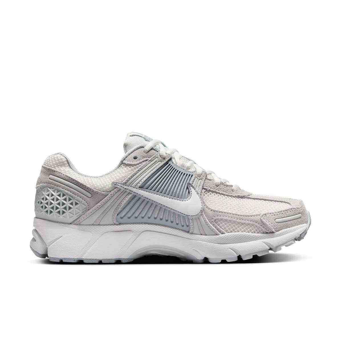 View the side profile of the حذاء نايك الأصلي featuring Nike Shoes design, representing the finest شوز نايك المميز مع حذاء رياضي Vomero 5 رمادي فاتح بتفاصيل عاكسة وتصاميم nike schuhe.