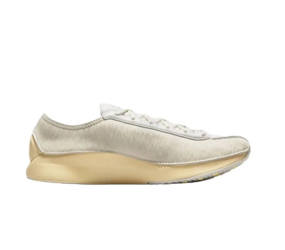 View the side profile of the حذاء نايك الأصلي featuring Nike Shoes design, representing the finest شوز نايك المميز مع حذاء نسائي مريح وخفيف كاجوال باللون البيج وتصاميم nike schuhe.