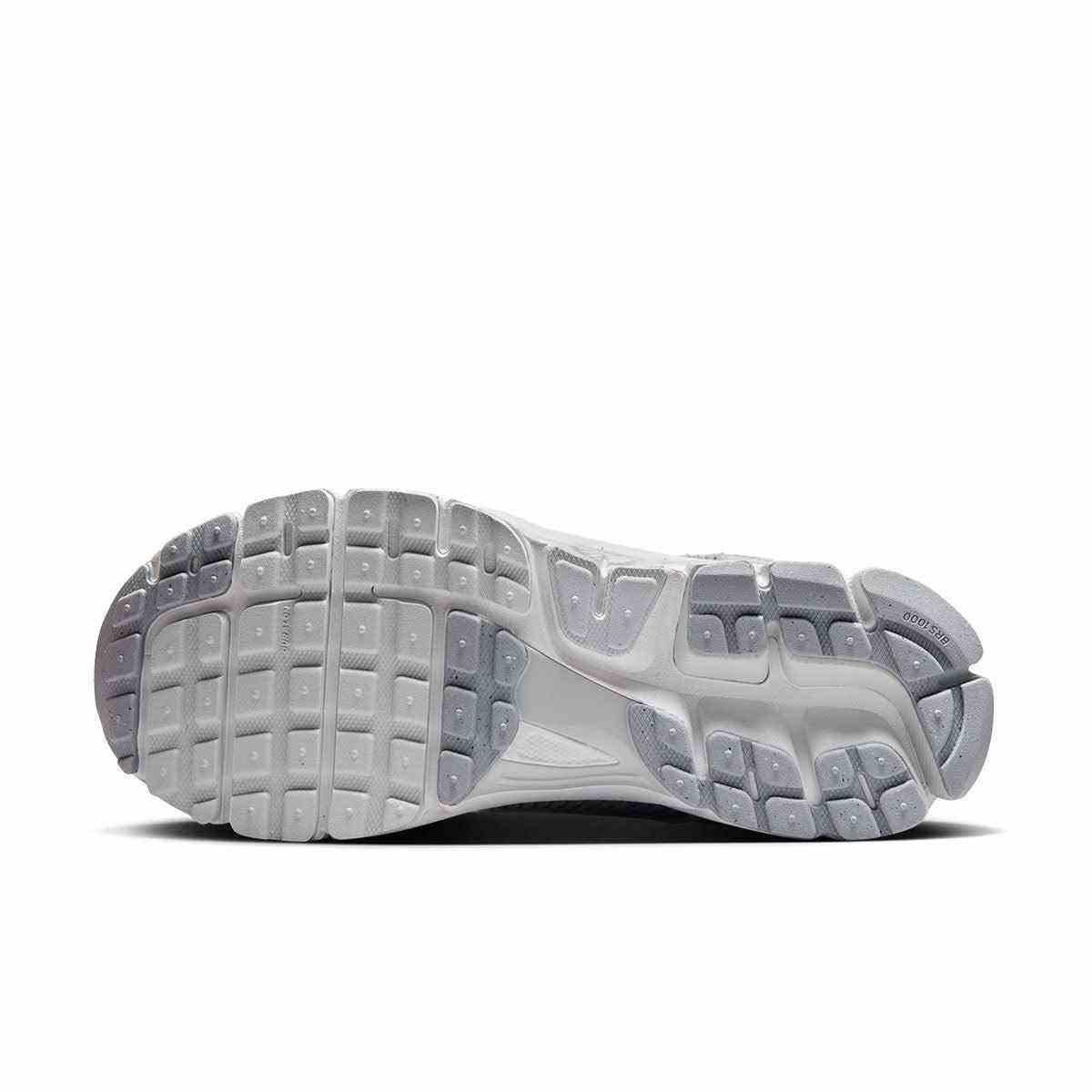 حذاء رياضي Nike Vomero 5 رمادي فاتح بتفاصيل عاكسة.