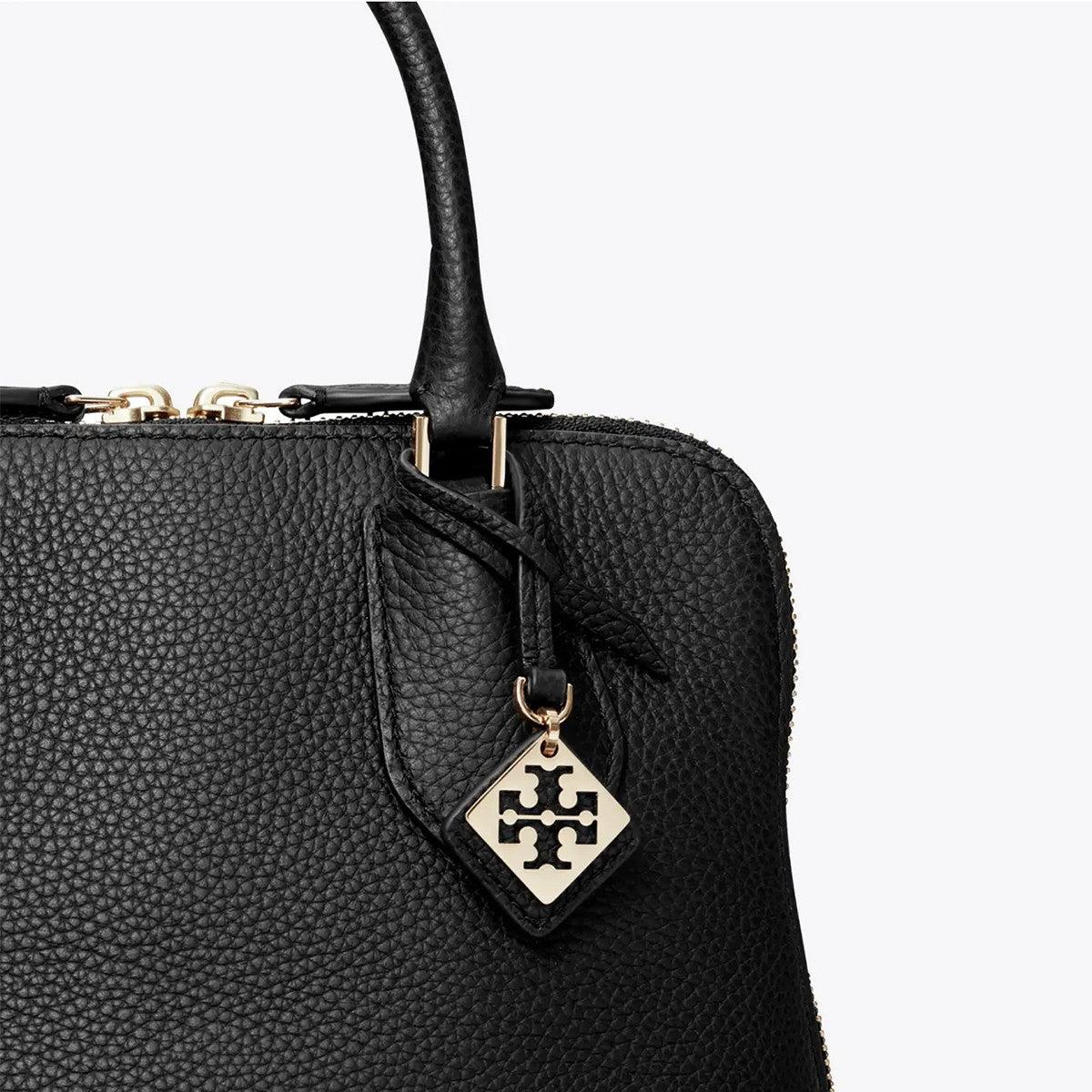 حقيبة من Tory Burch باللون الأسود بتصميم كلاسيكي ومقبضين علويين.