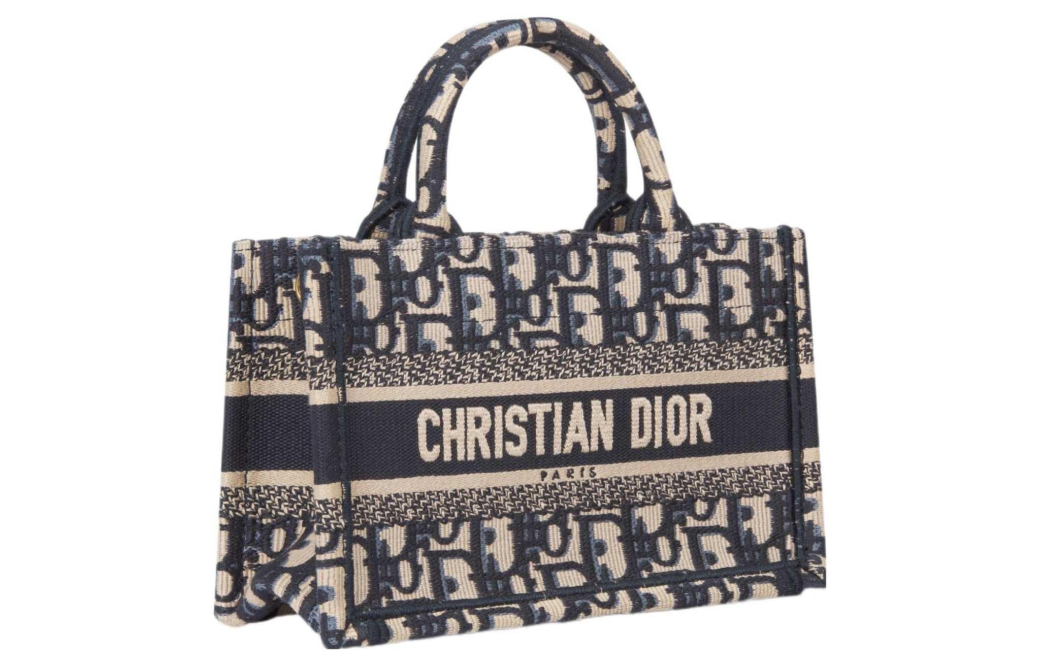 DIOR Mini حقيبة Dior Book Tote بحجم ميني
تطريز نمط ديور أوبليك الأزرق (‎7,5 x 13 x 21,5 سم).