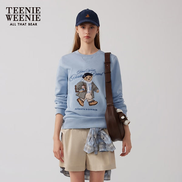 سويت شيرت زرقاء من Teenie Weenie بتصميم دب أنيق مع عبارات “Heritage Brand” و”Authentic & Superior”، مثالية للإطلالات الكاجوال.