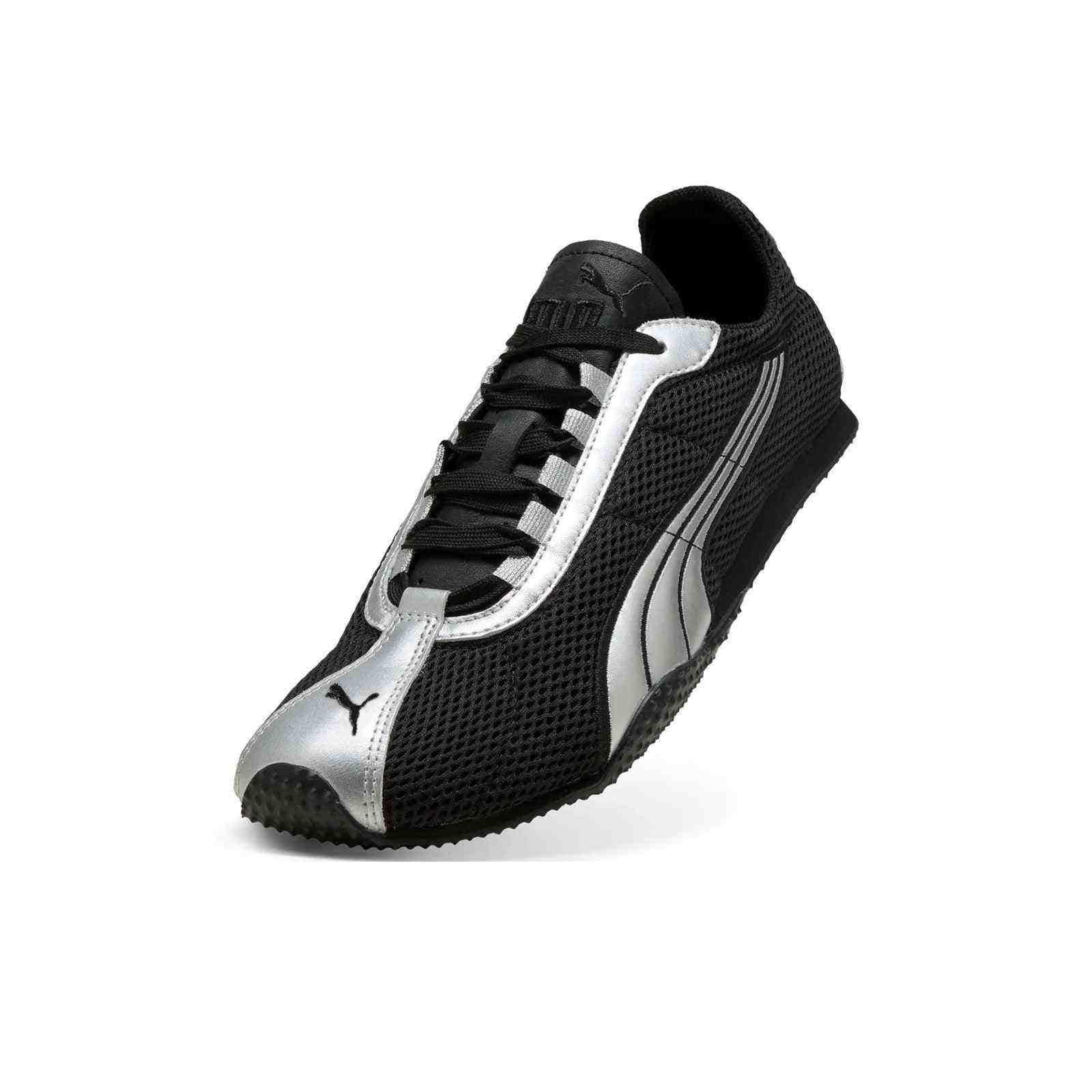 حذاء رياضي Puma بتصميم شبكي وتفاصيل فضية أنيقة.