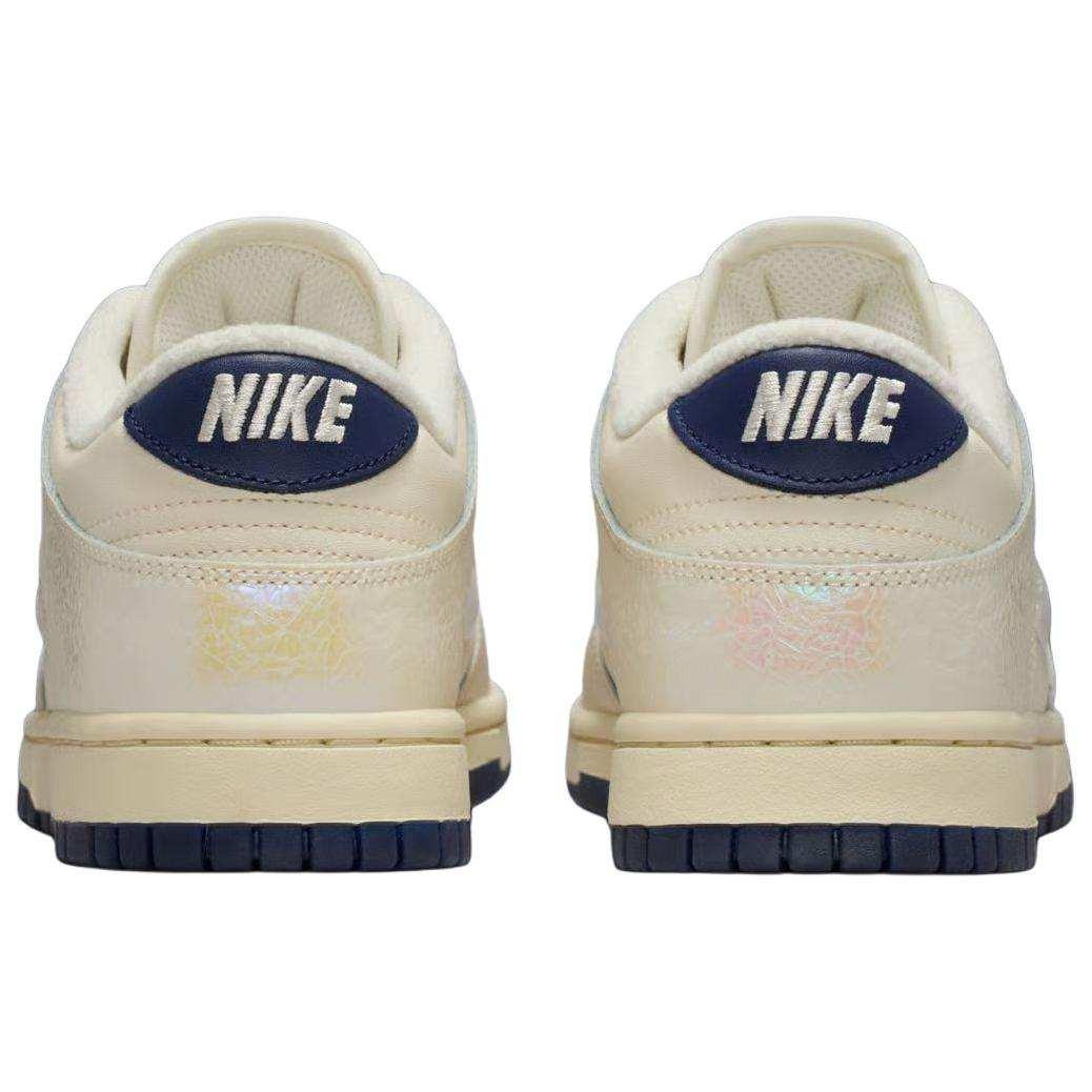 حذاء Nike Dunk Low بتفاصيل عاكسة للضوء لون كريمي.