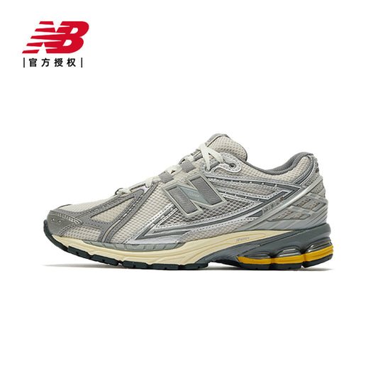 حذاء رياضي رمادي من New Balance، مريح وداعم مع تصميم تهوية وشعار جانبي بارز.