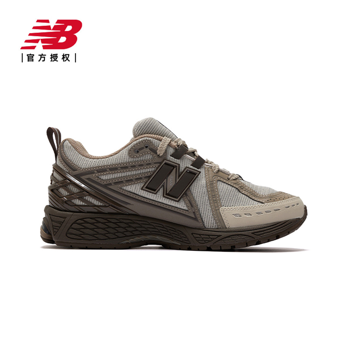 حذاء New Balance 1906R بلون بيج وبني، يتميز بتقنية N-ergy لامتصاص الصدمات ومواد شبكية للتهوية. مثالي للنشاطات اليومية والمشي الطويل.