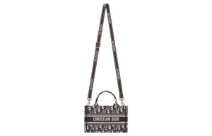 DIOR Mini حقيبة Dior Book Tote بحجم ميني
تطريز نمط ديور أوبليك الأزرق (‎7,5 x 13 x 21,5 سم).