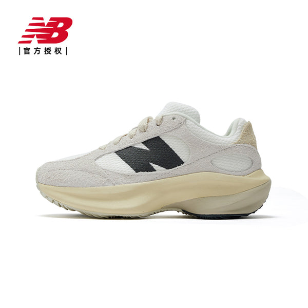 حذاء رياضي من New Balance بتصميم أنيق ولون أبيض مع تفاصيل سوداء، يوفر راحة وثباتًا طوال اليوم.