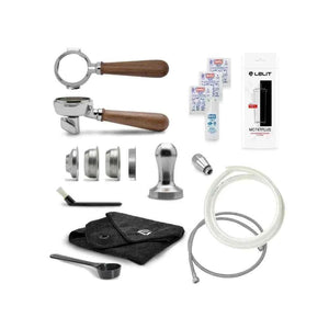 الملحقات والاكسسوارات المرفقة مع مكينة قهوة Lelit Bianca V3 accessories flat lay view.