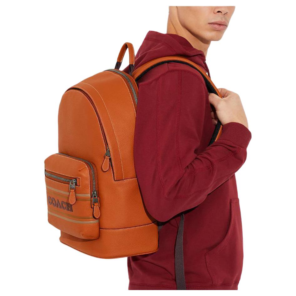 Side view of a man wearing an authentic brown genuine leather Coach backpack, styled for back-to-school and casual wear.

عرض جانبي لرجل يرتدي حقيبة ظهر كوتش أصلية من الجلد الطبيعي بني، مناسبة لمظهر العودة للمدرسة والاستخدام اليومي
