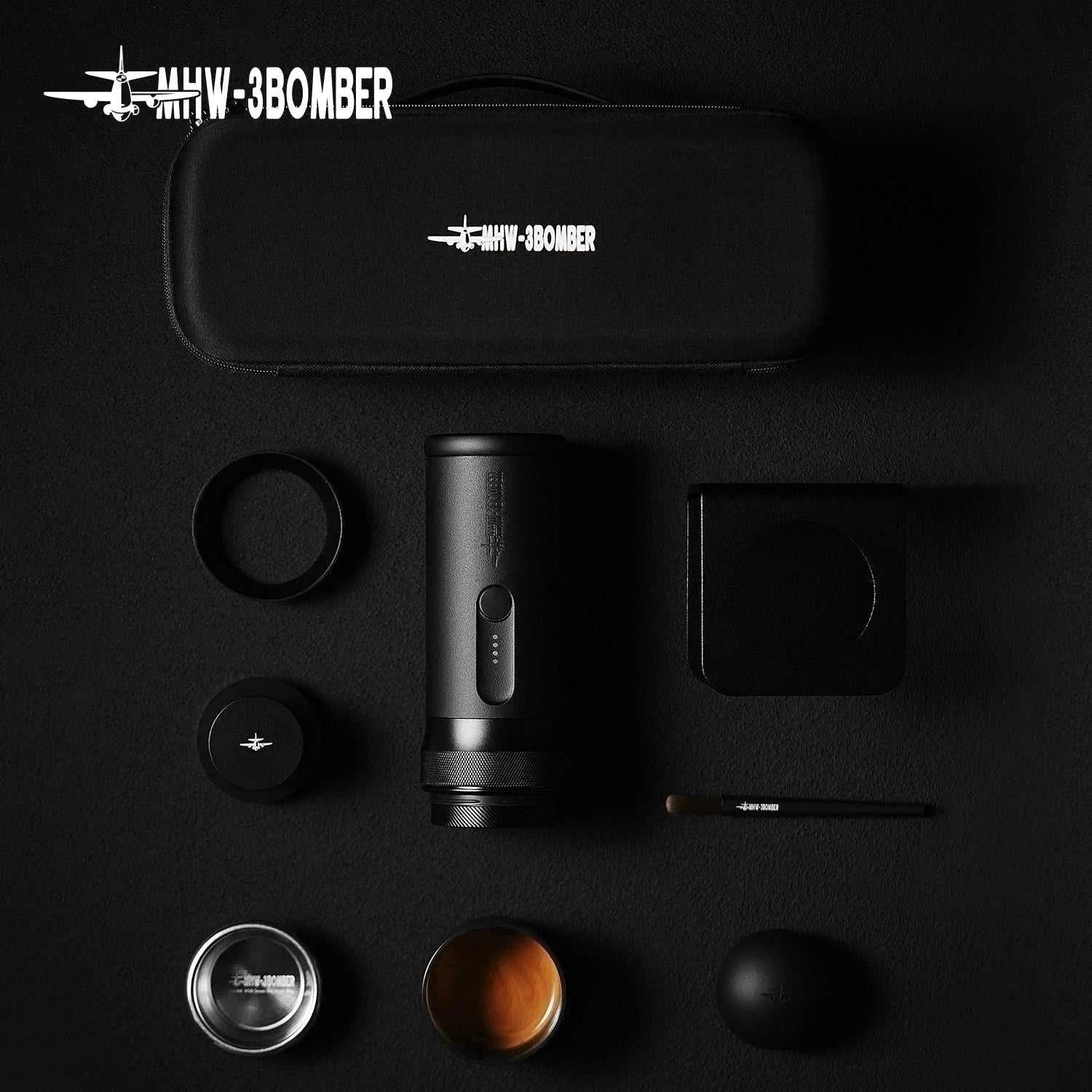 الملحقات وحقيبة التخزين المرفقة مع آلة قهوة MHW-3BOMBER المحمولة accessories flat lay.