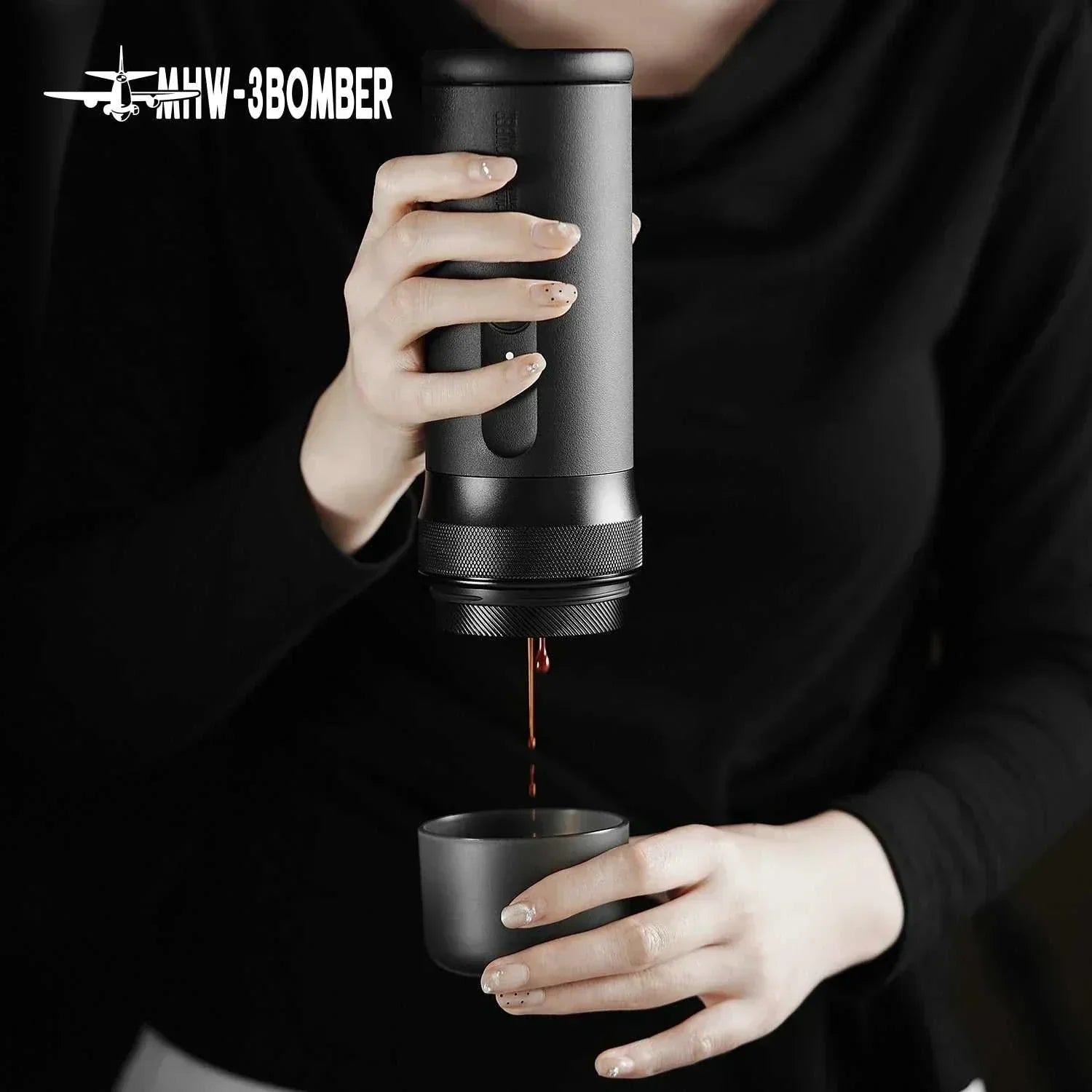 ماكينة اسبريسو احترافية محمولة MHW-3BOMBER أثناء صب القهوة يدوياً في الكوب handheld view.
