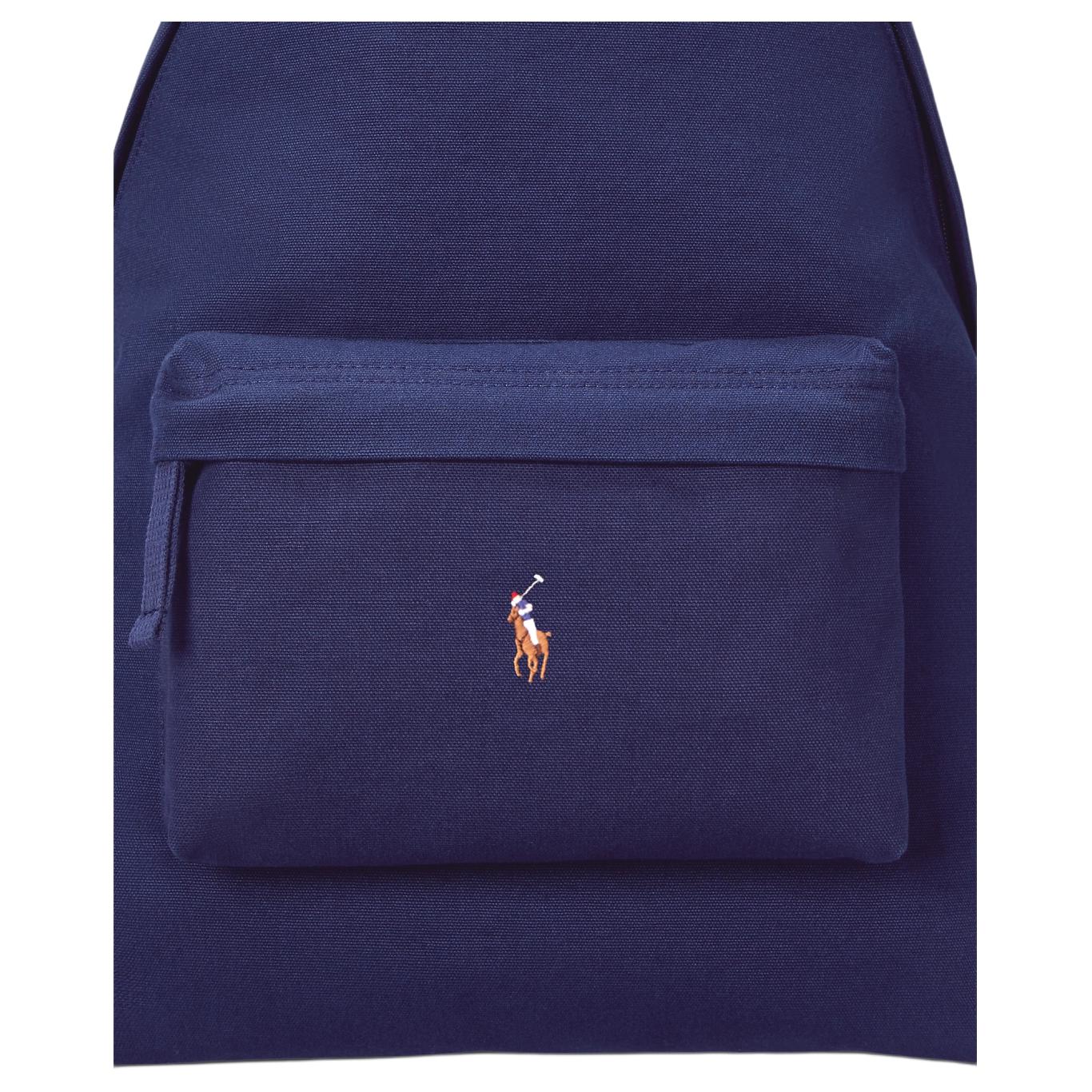 Close-up of the classic embroidered pony logo on the front pocket of an original Ralph Lauren navy blue backpack.

لقطة قريبة لشعار المهر المطرز الكلاسيكي على الجيب الأمامي لحقيبة ظهر رالف لورين أصلية باللون الكحلي.