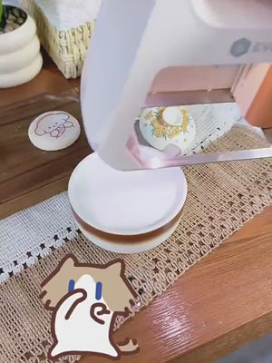Printing on Pastries and Macarons Demo
Close-up demonstration of طابعة الطعام المحمولة (Portable Food Printer) printing directly onto delicate pastries and sweet treats.
