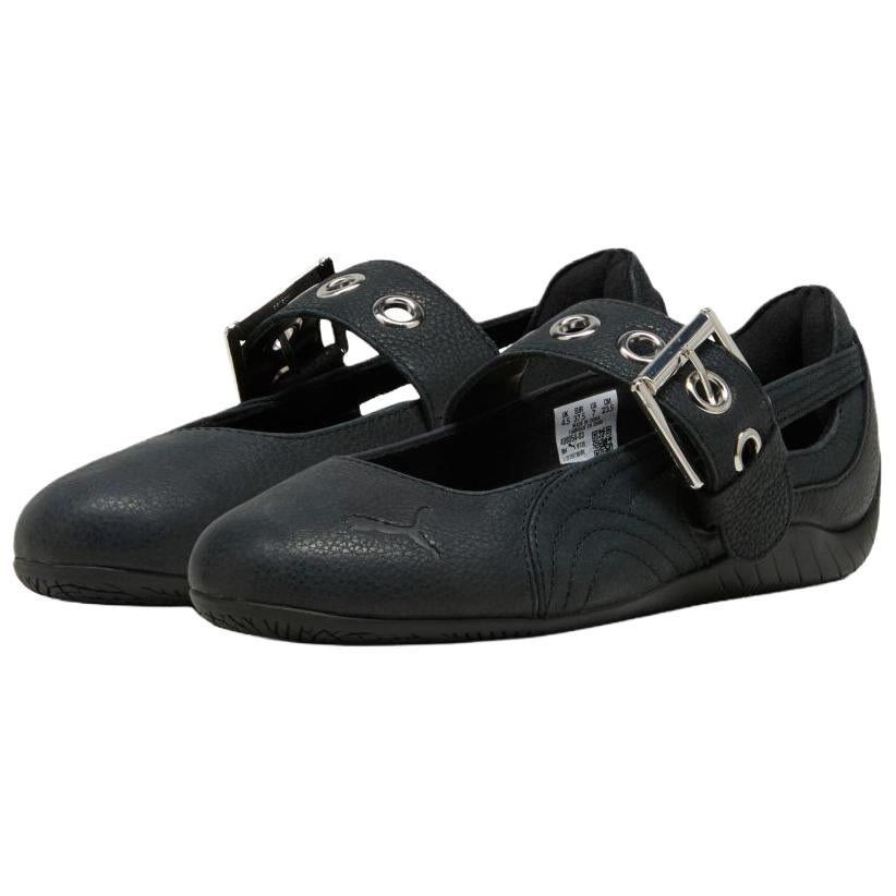 زوج من حذاء بوما نسائي Speedcat Ballet Strap باللون الأسود يعرض مقدمة الحذاء والحزام.