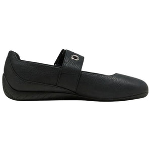 حذاء بوما نسائي Speedcat Ballet Strap أسود بتصميم أنيق جانبي يوضح حزام الإبزيم المميز.