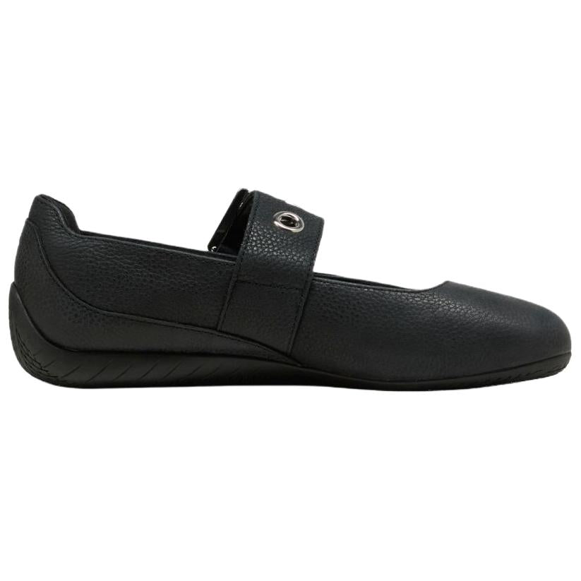 حذاء بوما نسائي Speedcat Ballet Strap أسود بتصميم أنيق جانبي يوضح حزام الإبزيم المميز.