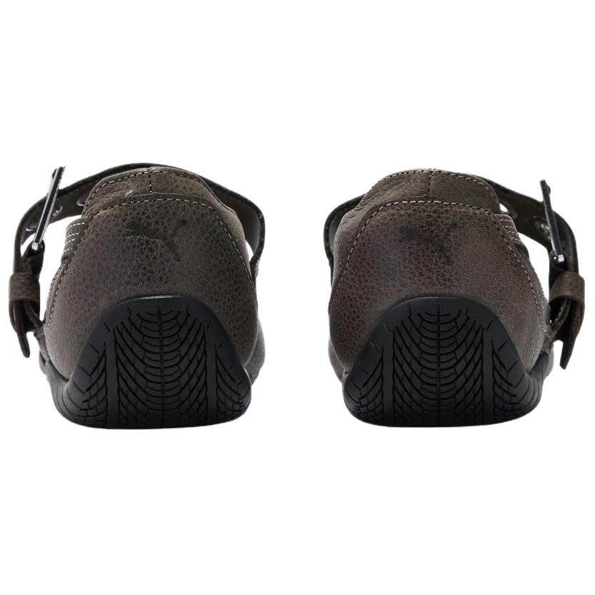 حذاء بوما نسائي Speedcat Ballet Strap باللون الزيتي من الخلف يوضح تفاصيل الكعب الشعار.