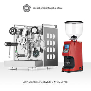الة قهوة Rocket Apartamento باللون الفضي مع مطحنة Atom 65 باللون الأحمر bundle view.