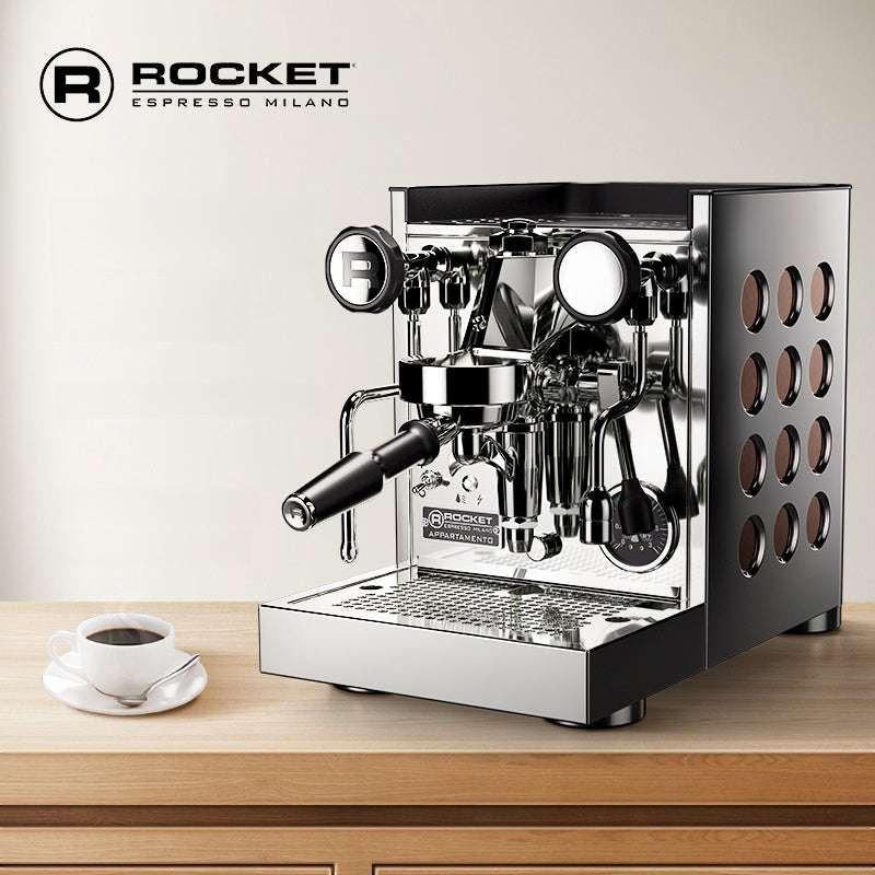 ماكينة اسبريسو احترافية Rocket APP TCA باللون الفضي والأسود main banner view توضح استخلاص الإسبريسو.