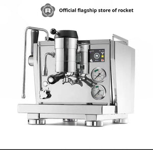 صانعة قهوة Rocket R9 ONE الإيطالية front angle studio view.