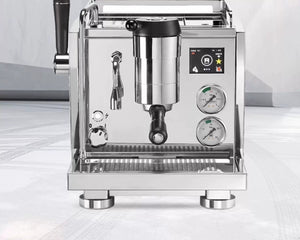 الة قهوة Rocket R9 ONE الإيطالية full front view توضح الشاشة والمقاييس.