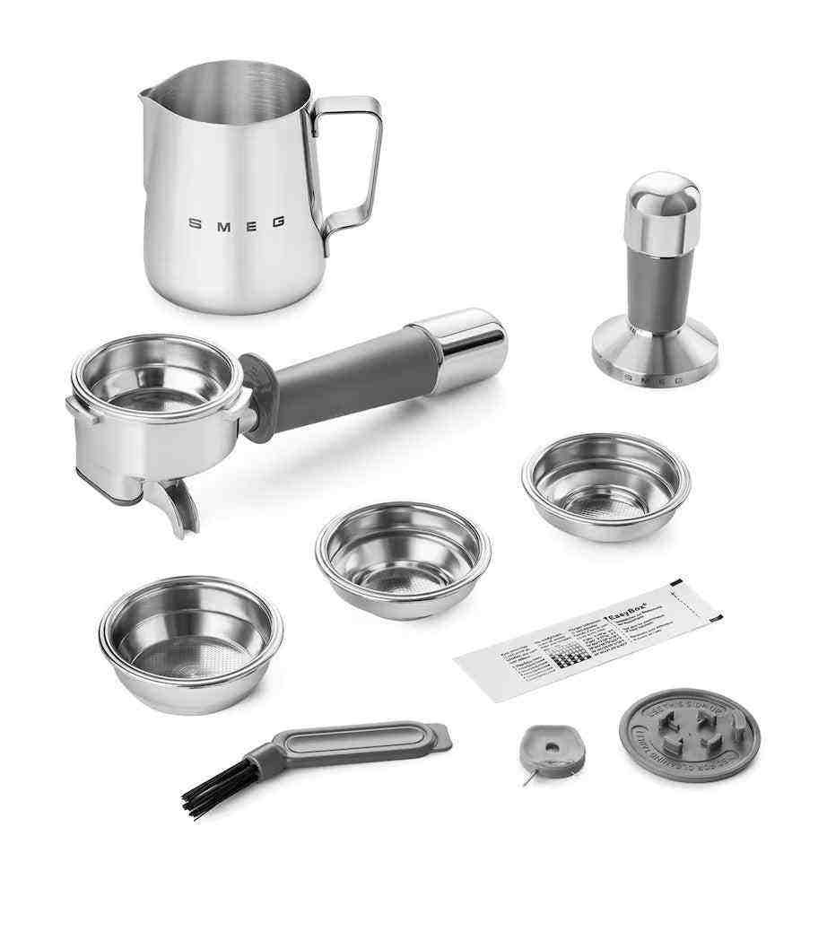 الملحقات والاكسسوارات المرفقة مع ماكينة تحضير اسبرسو منزلية Smeg accessories kit flat lay.