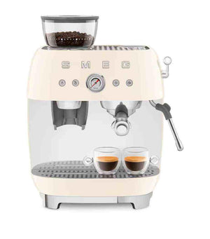 ماكينة اسبريسو احترافية Smeg مع مطحنة مدمجة باللون الكريمي front view توضح استخلاص كوبين قهوة.