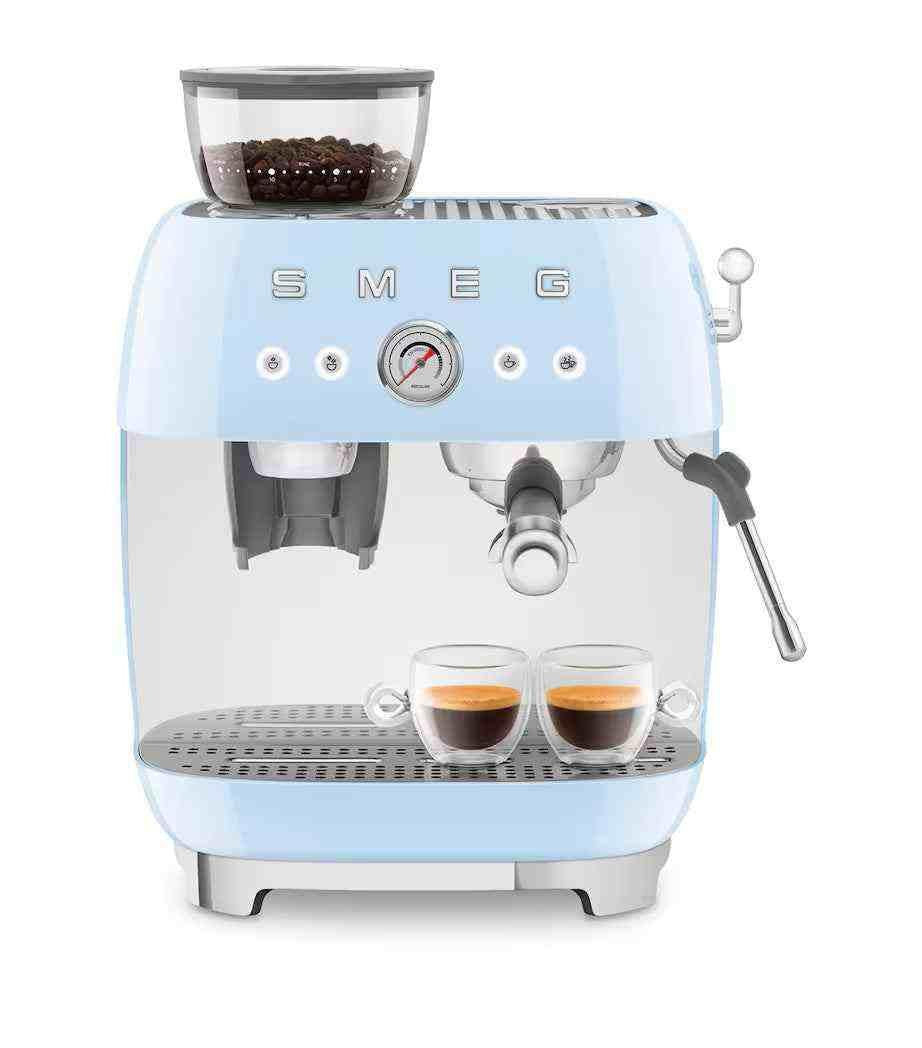 ماكينة تحضير اسبرسو منزلية Smeg مع مطحنة مدمجة باللون الأزرق السماوي front view.